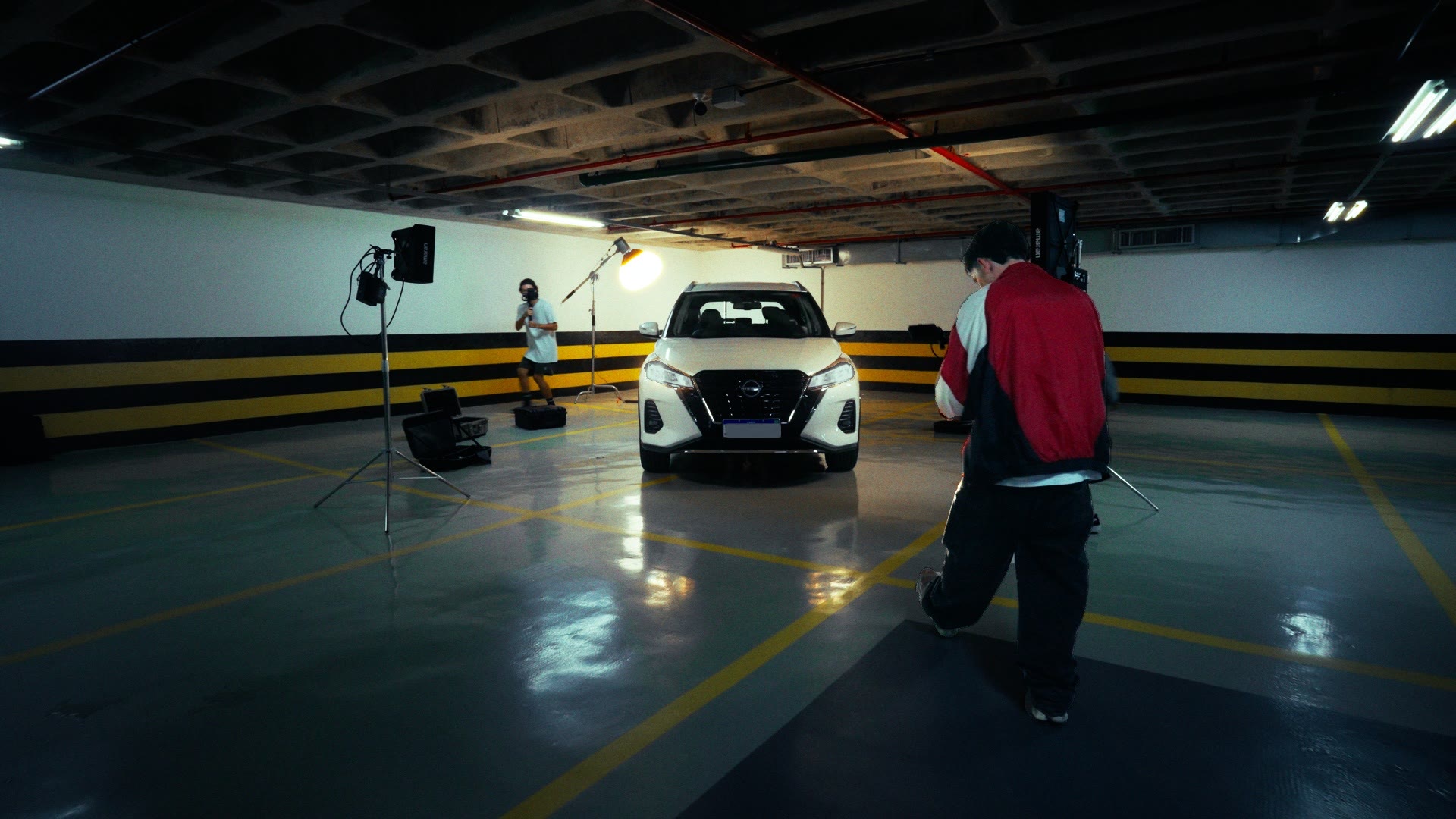 Equipe da MUV em set: operador de câmera em primeiro plano e Nissan iluminado ao fundo